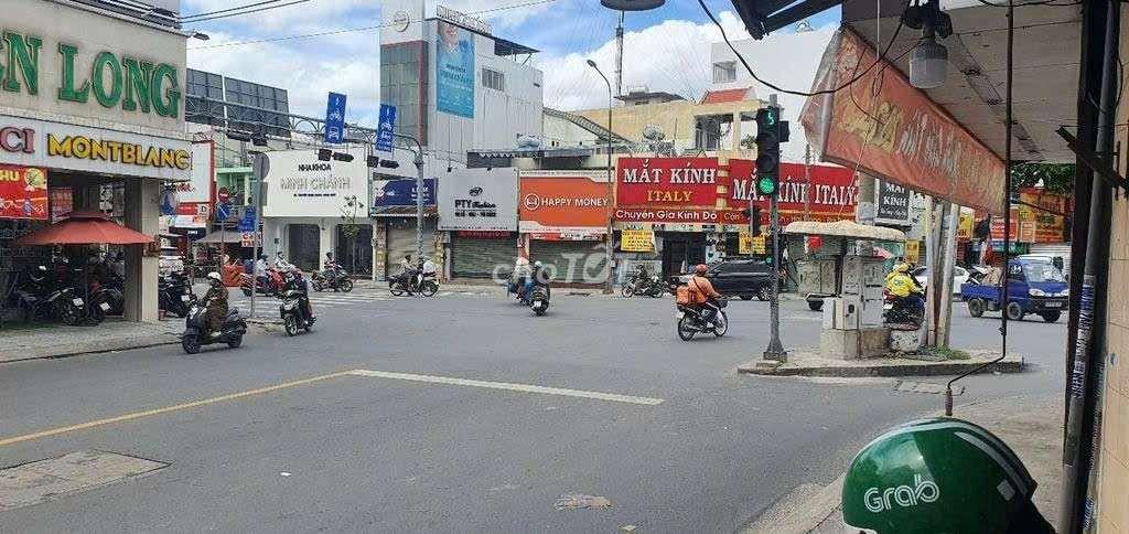CHO THUÊ GÓC NGÃ 4 QUANG TRUNG . DT: 8x15 .