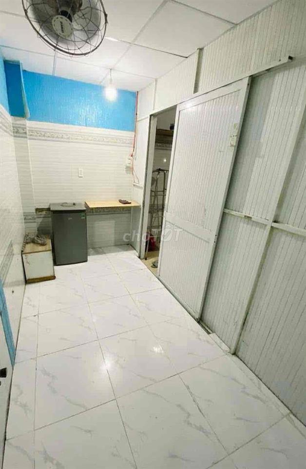 phong trọ toilet riêng ngay iuh 2tr bao điện nước