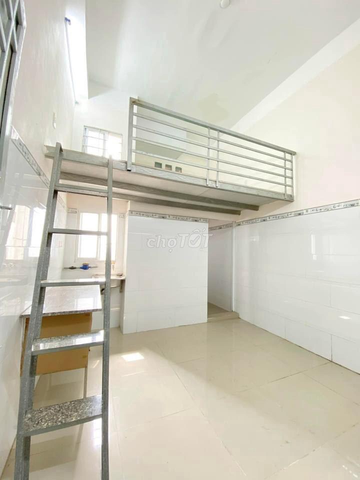PHÒNG TRỌ CÓ GÁC CAO 2M CỬA SỔ TRỜI THOÁNG MÁT THANG MÁY - GIÁ RẺ