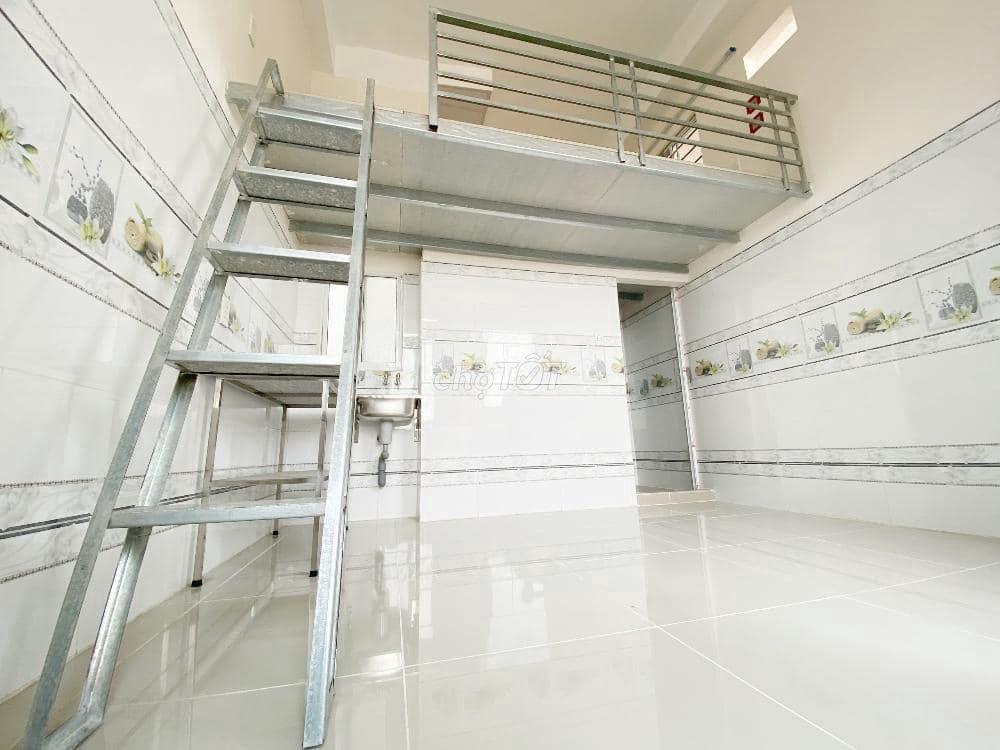 PHÒNG TRỌ CÓ GÁC CAO 2M CỬA SỔ TRỜI THOÁNG MÁT THANG MÁY - GIÁ RẺ