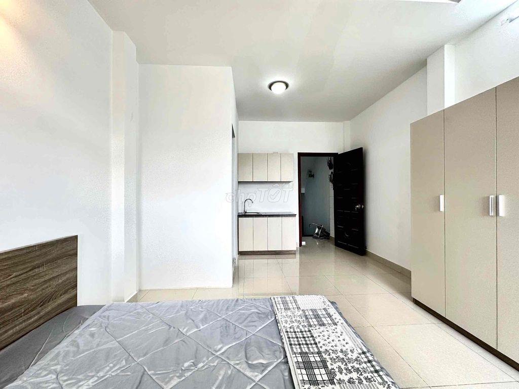 PHÒNG BAN CÔNG SIÊU RỘNG, CỬA SỔ TRỜI, MẶT TIỀN ĐƯỜNG TÂN SƠN