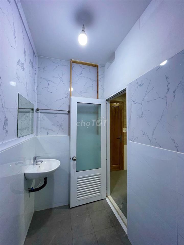 PHÒNG ĐẦY ĐỦ NỘI THẤT CỬA SỔ TRỜI NGAY DƯƠNG QUẢNG HÀM