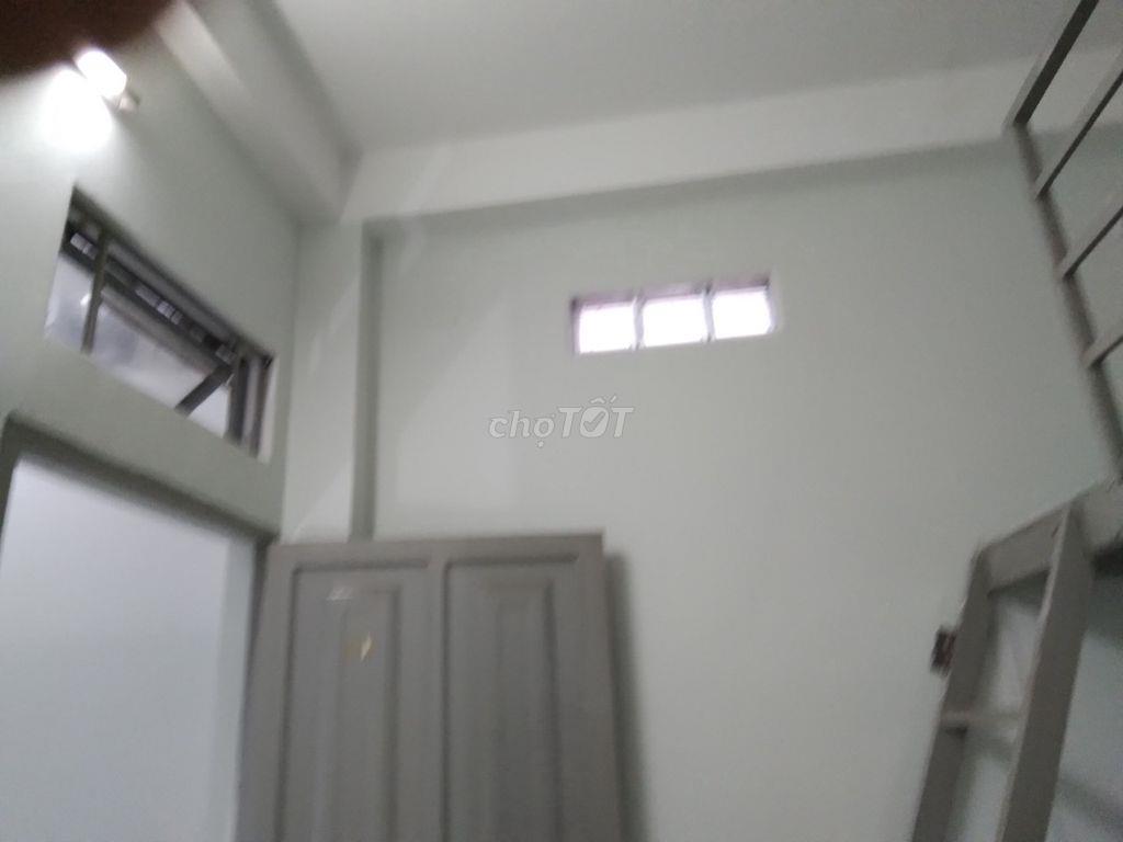 Chính chủ, phòng đẹp, thoáng mát, có cửa sổ lớn, 14m2 & gác rộng 6m2.