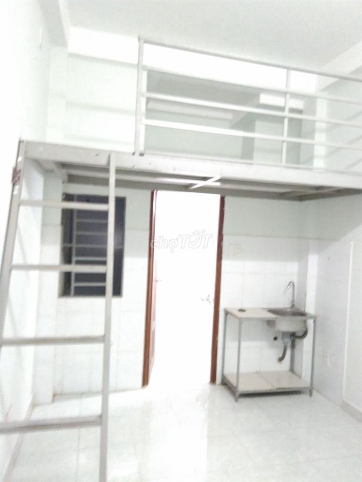 Chính chủ, phòng đẹp, thoáng mát, có cửa sổ lớn, 14m2 & gác rộng 6m2.