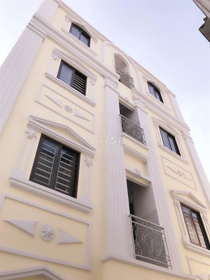 Trên đường Dương Quảng Hàm gần ĐH Văn Lang và IUH
