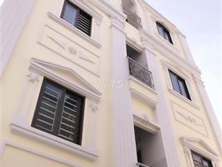 Trên đường Dương Quảng Hàm gần ĐH Văn Lang và IUH