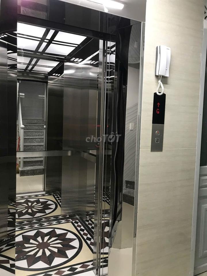 Trên đường Dương Quảng Hàm gần ĐH Văn Lang và IUH