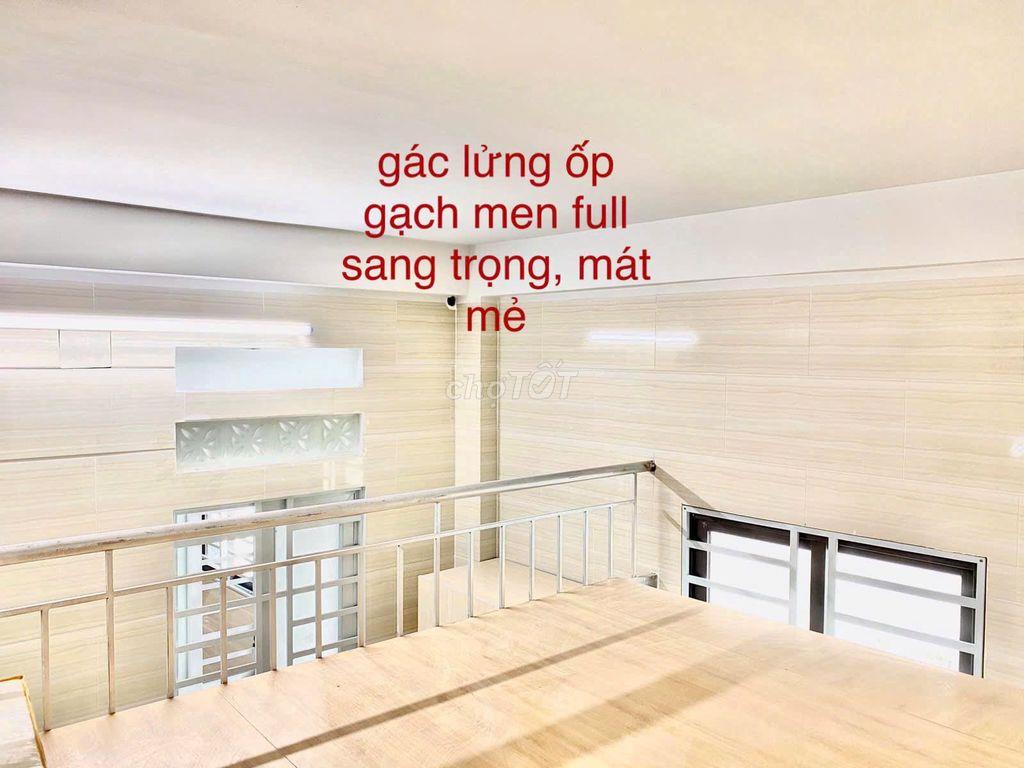 Trên đường Dương Quảng Hàm gần ĐH Văn Lang và IUH