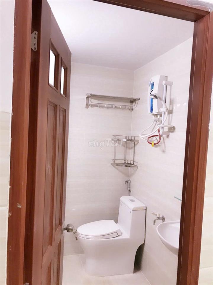 Trên đường Dương Quảng Hàm gần ĐH Văn Lang và IUH