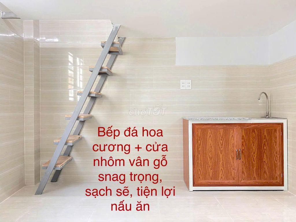 Trên đường Dương Quảng Hàm gần ĐH Văn Lang và IUH