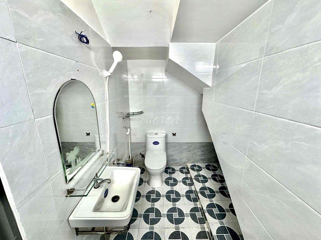 PHÒNG LỚN GẦN ĐH NGUYỄN TẤT THÀNH