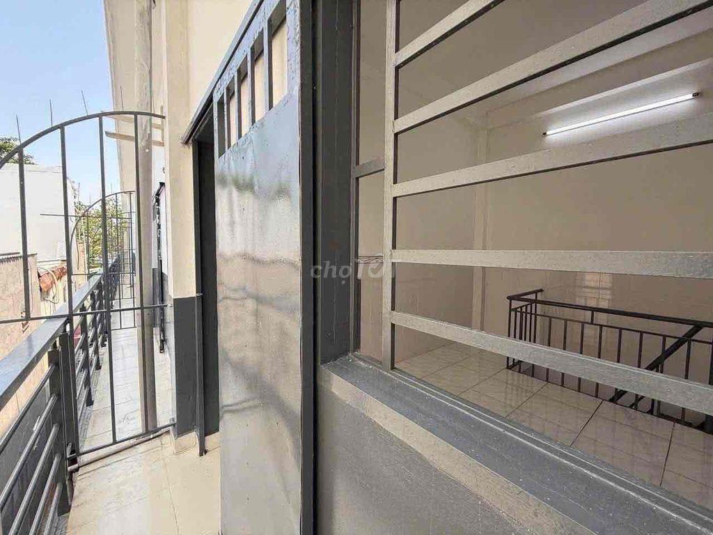 Phòng trọ moi 1 trệt 1 lầu có Ban Công  ngay Bùi Quang Là với  Phan Hu