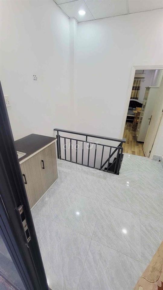cho thuê nguyên tầng 1 có ban công như hình