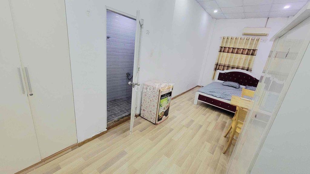 cho thuê nguyên tầng 1 có ban công như hình