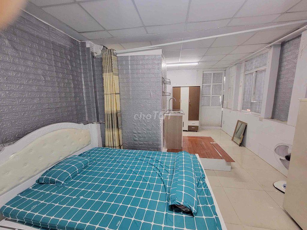 cho thuê phòng ban công rộng cây trâm  ngay công viên làng hoa
