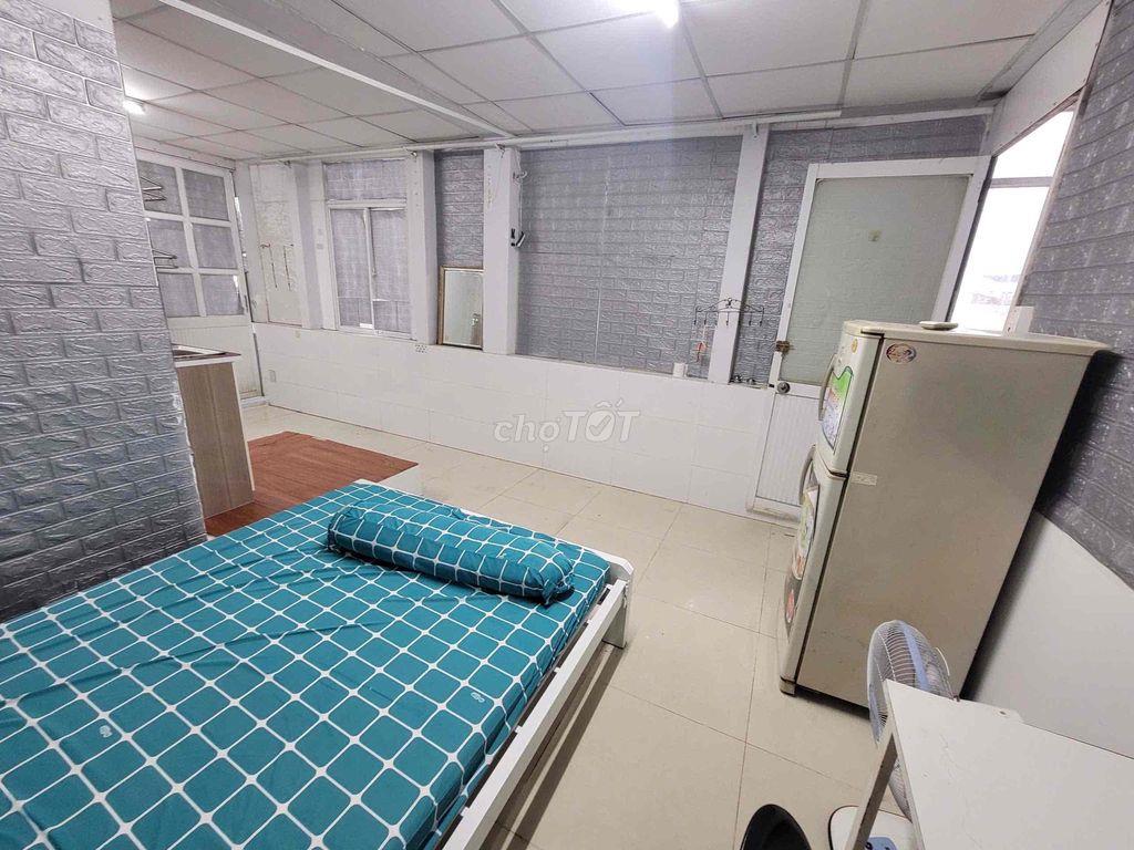 cho thuê phòng ban công rộng cây trâm  ngay công viên làng hoa