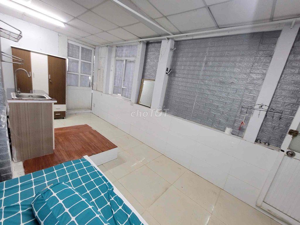 cho thuê phòng ban công rộng cây trâm  ngay công viên làng hoa
