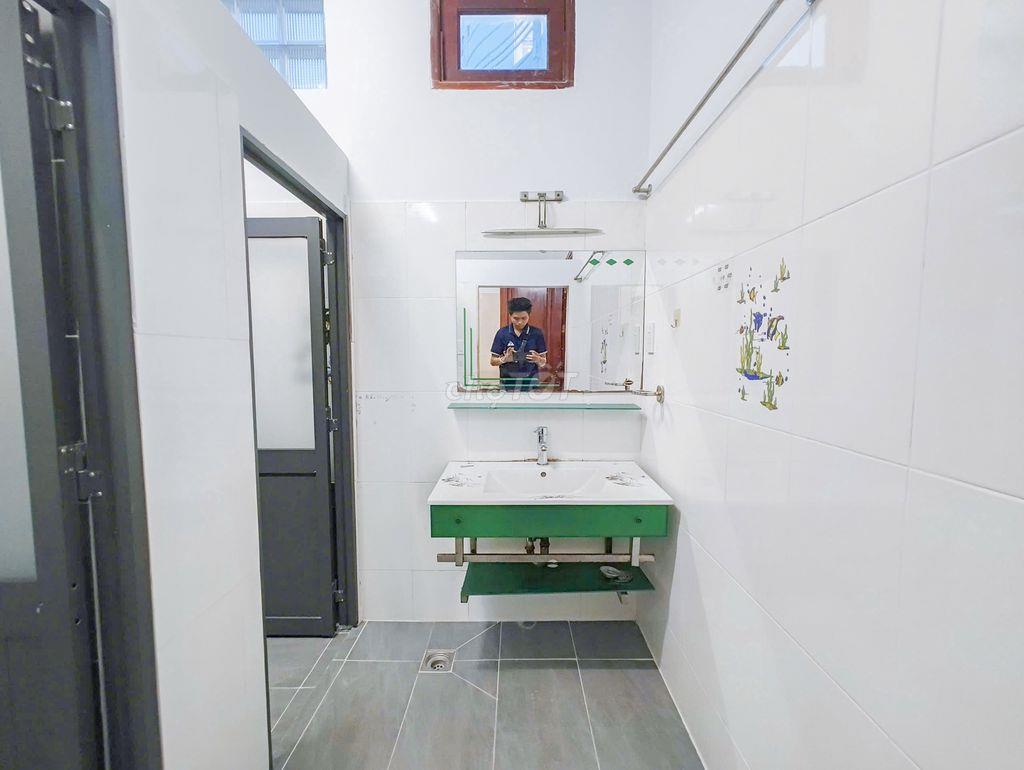 KTX NAM NỮ THUẬN TIỆN QUA IUH, VLU 