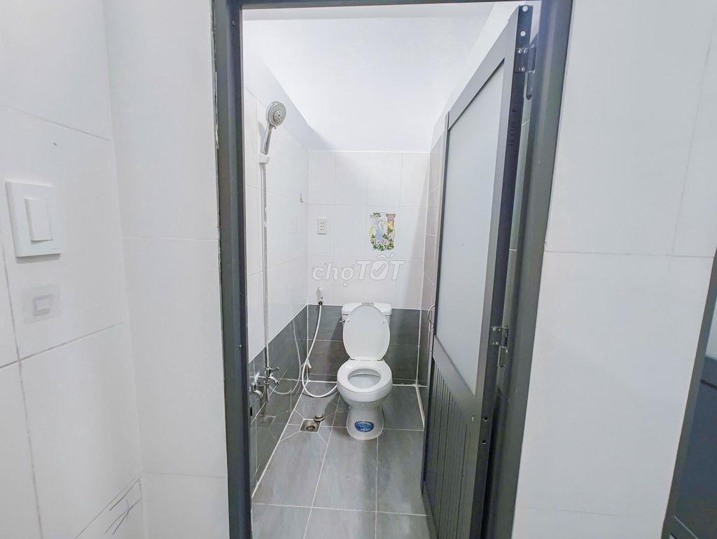 KTX NAM NỮ THUẬN TIỆN QUA IUH, VLU 