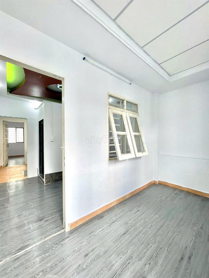 PHÒNG TRỆT CÓ GÁC SẠCH SẼ GIÁ RẺ NGAY QUANG TRUNG & 1PN TÁCH BẾP