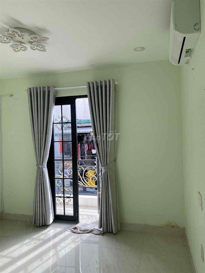 phòng trọ thoáng mát có bancol, máy lạnh, cách IUH 300m