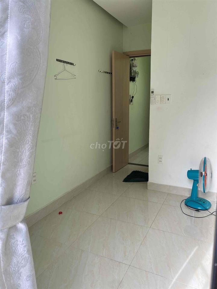phòng trọ thoáng mát có bancol, máy lạnh, cách IUH 300m