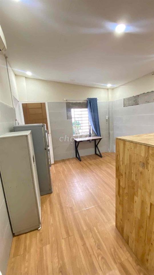 Phòng Full Nội Thất cửa sổ trời