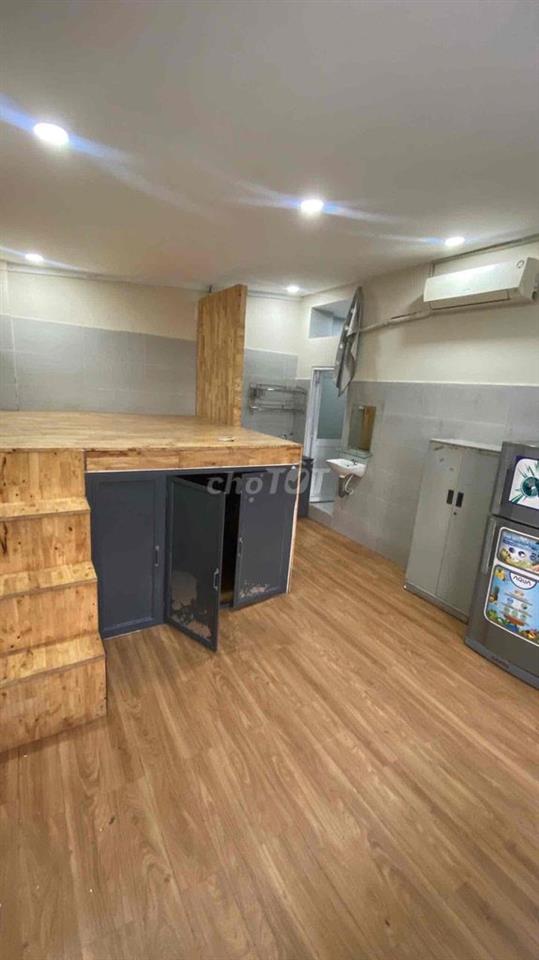 Phòng Full Nội Thất cửa sổ trời