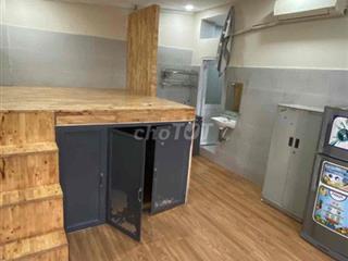 Phòng Full Nội Thất cửa sổ trời