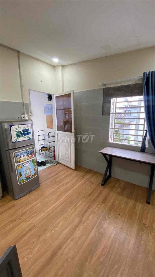 Phòng Full Nội Thất cửa sổ trời