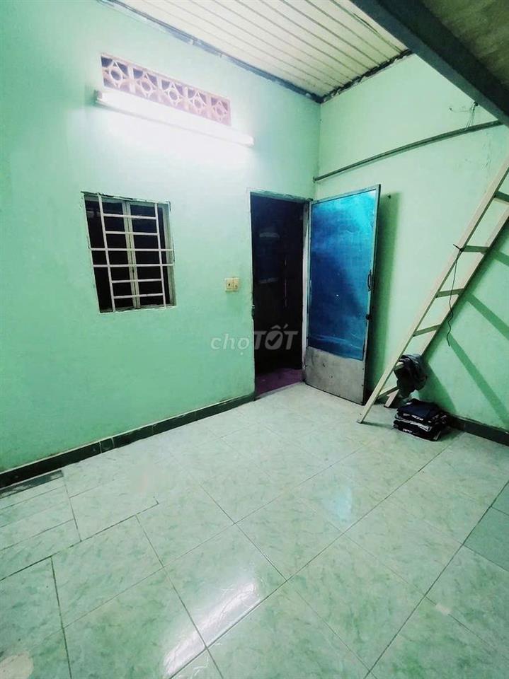 Phòng Trọ Gác Suốt GIÁ RẺ, Sạch Sẽ, Ngay Chợ Xóm Mới