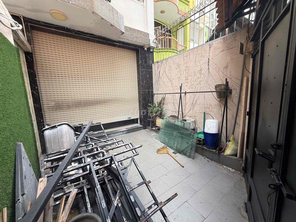 Cho Thuê Mặt Bằng hơn 60m2 Ngay ngã tư Trần Khắc Chân