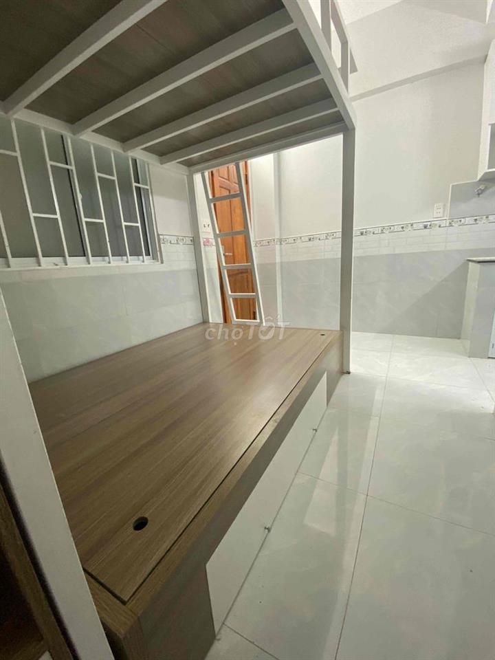 phòng có giường, tủ, máy lạnh,gác, giảm ngay 500k vc nếu vào sớm