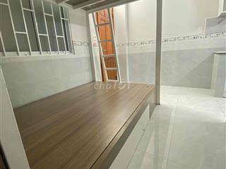 phòng có giường, tủ, máy lạnh,gác, giảm ngay 500k vc nếu vào sớm