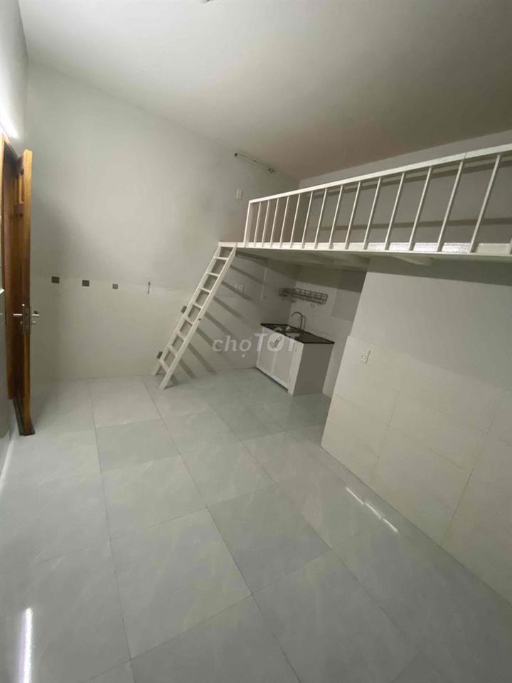 phòng có giường, tủ, máy lạnh,gác, giảm ngay 500k vc nếu vào sớm