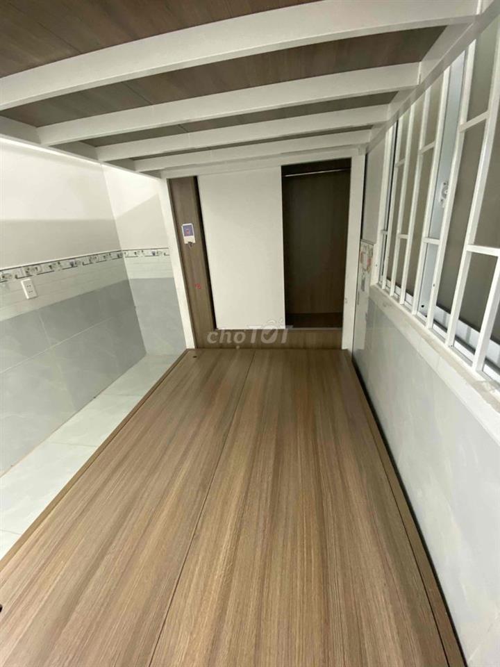 phòng có giường, tủ, máy lạnh,gác, giảm ngay 500k vc nếu vào sớm