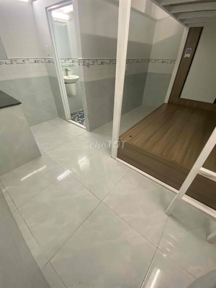 phòng có giường, tủ, máy lạnh,gác, giảm ngay 500k vc nếu vào sớm