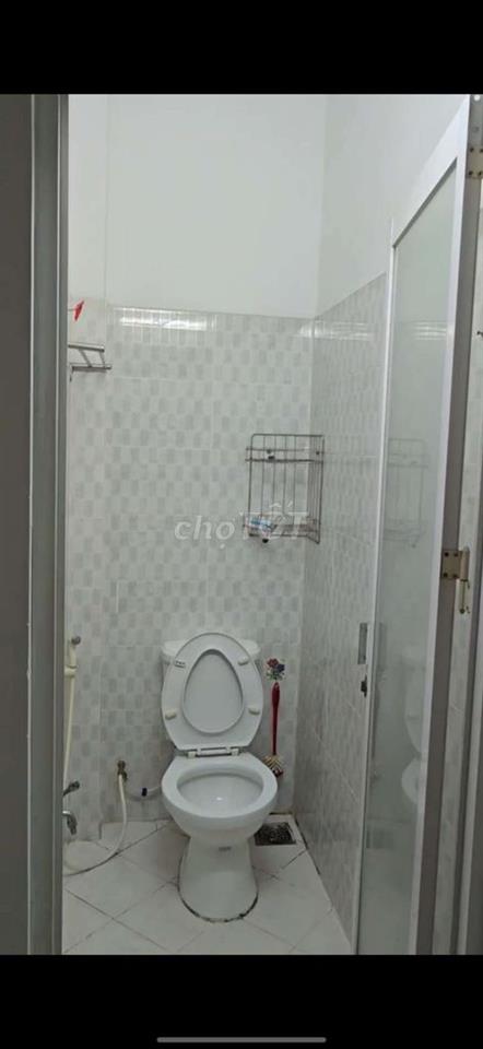 cho nưz thuê phòng có tolet riêng, ban công sân thượng 