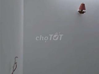 cho nưz thuê phòng có tolet riêng, ban công sân thượng 