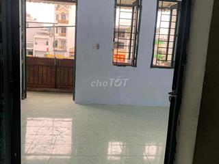 Còn trống phòng lầu 2 mặt tiền view ban công, ánh sáng ngập tràn,..vv