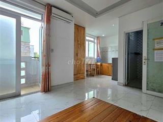 phòng diện tích rộng .có ban công cửa sổ gió trời