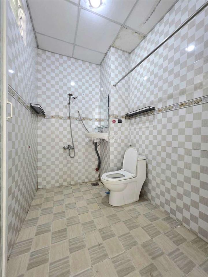 phòng diện tích rộng .có ban công cửa sổ gió trời