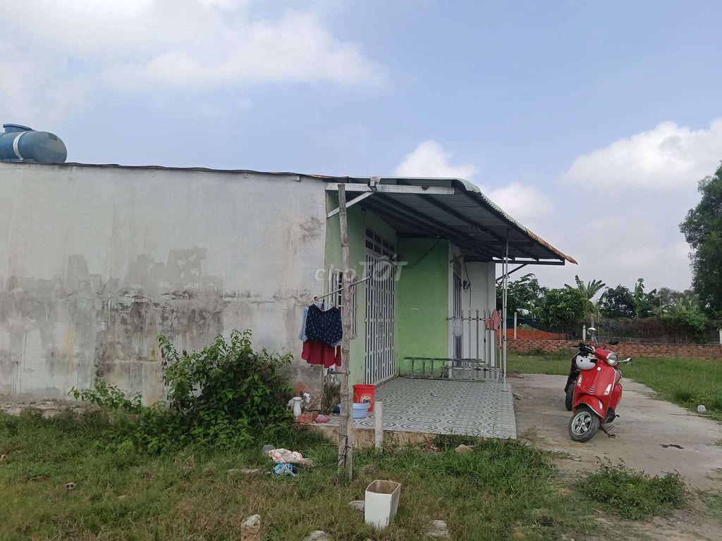 nhà giáp Hóc Môn giá 350 triệu 60m2