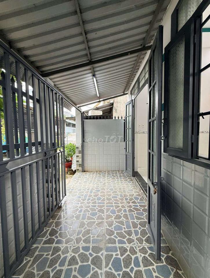 Nhà cấp 4 có 3 phòng ngủ (có phòng ngủ dưới) 450tr có sổ giáp Hóc Môn