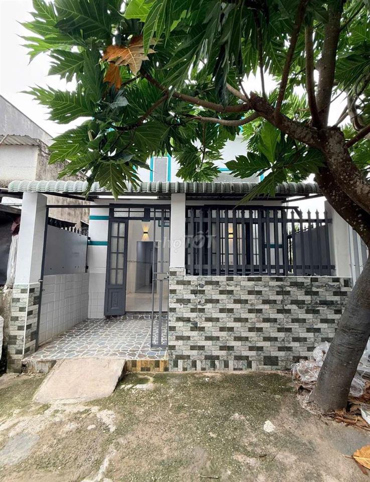 Nhà cấp 4 có 3 phòng ngủ (có phòng ngủ dưới) 450tr có sổ giáp Hóc Môn