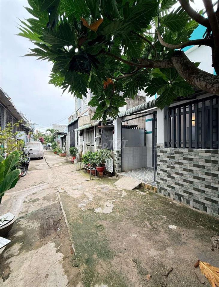 Nhà cấp 4 có 3 phòng ngủ (có phòng ngủ dưới) 450tr có sổ giáp Hóc Môn