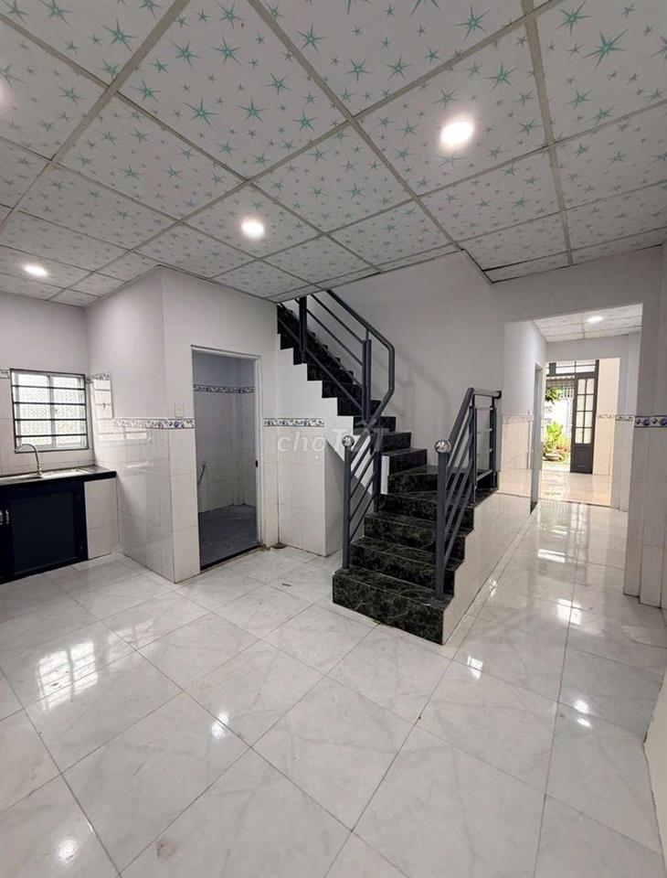 Nhà cấp 4 có 3 phòng ngủ (có phòng ngủ dưới) 450tr có sổ giáp Hóc Môn