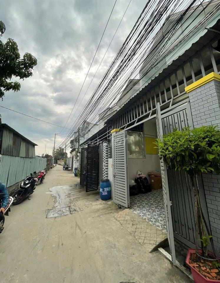 mẹ tôi trả nợ cần bán nhà 500tr Hóc Môn có sổ riêng gần Bà Điểm