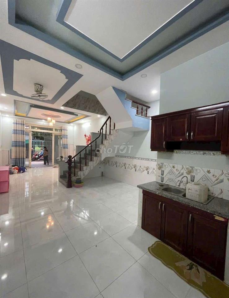 mẹ tôi trả nợ cần bán nhà 500tr Hóc Môn có sổ riêng gần Bà Điểm