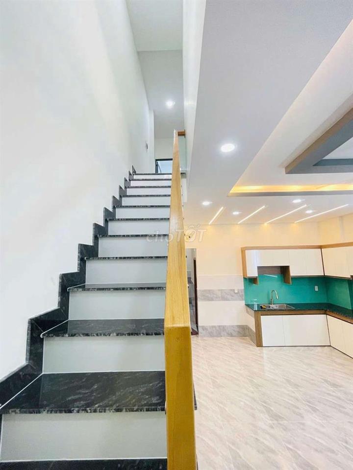 nhà đẹp vào ở liền sát bên chợ đầu mối hoc môn